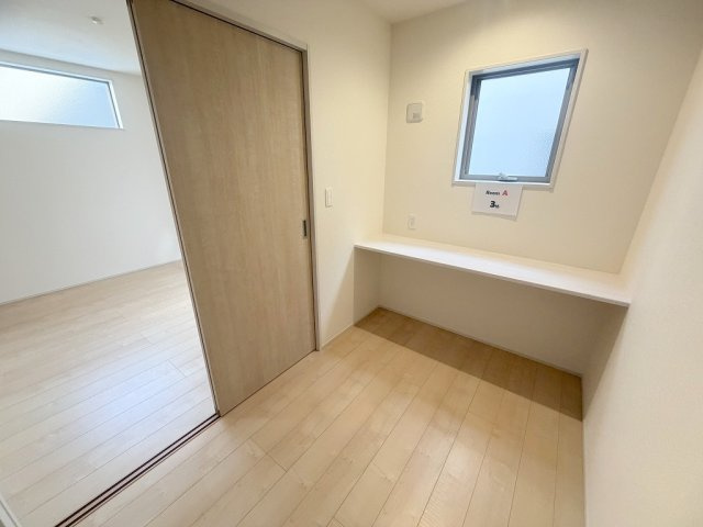 三郷市鷹野4丁目　新築戸建　全6棟　5号棟の玄関|カウンター付きの洋室3帖