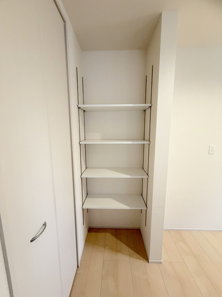 三郷市鷹野4丁目　新築戸建　全6棟　5号棟の収納|キッチン裏の可動棚です。