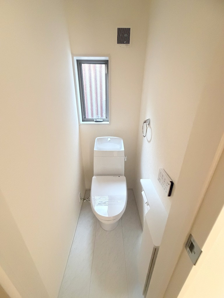 三郷市鷹野4丁目　新築戸建　全6棟　5号棟のトイレ|2階のトイレです