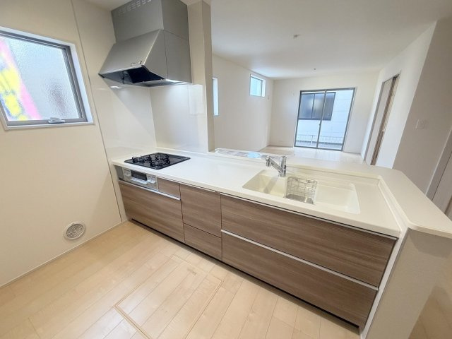 三郷市鷹野4丁目　新築戸建　全6棟　5号棟のキッチン|リビング全体が見渡せる対面システムキッチンです