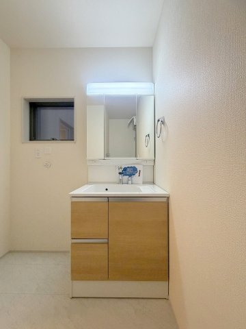 三郷市鷹野4丁目　新築戸建　全6棟　5号棟の独立洗面台|三面鏡付きシャワードレッサーで朝の準備も快適