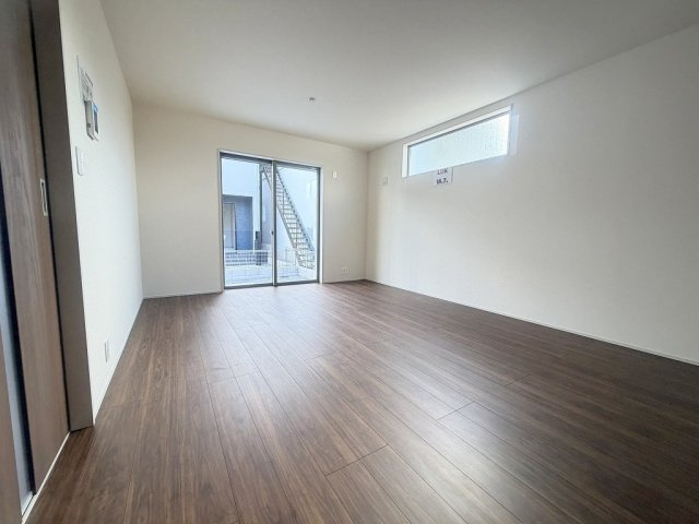 三郷市鷹野4丁目　新築戸建　全6棟　6号棟の居間・リビング|南向きの明るいリビングです