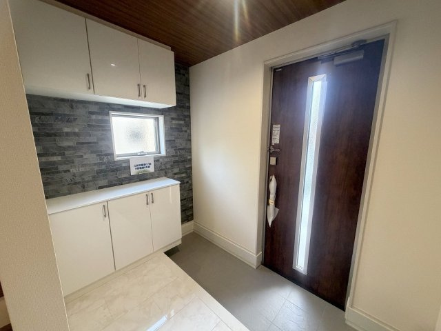 三郷市鷹野4丁目　新築戸建　全6棟　6号棟の玄関|カウンター部分にはお好きなインテリアが飾れます