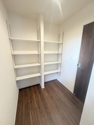 三郷市鷹野4丁目　新築戸建　全6棟　6号棟の収納|キッチン裏の広々としたパントリーです