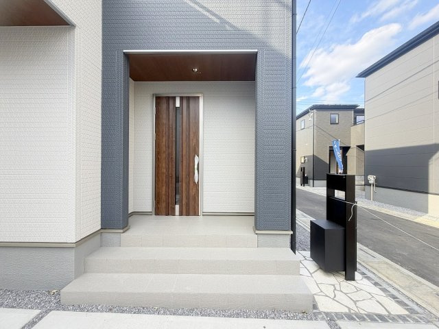三郷市鷹野4丁目　新築戸建　全6棟　6号棟のエントランス|不在時に便利な宅配BOX完備