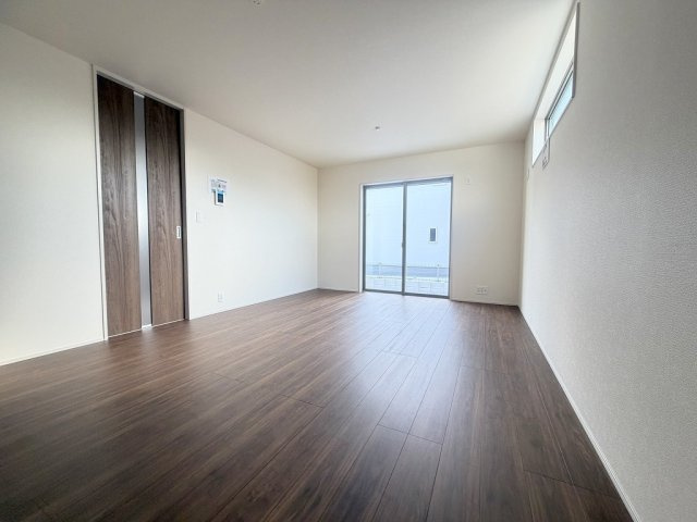 三郷市鷹野4丁目　新築戸建　全6棟　6号棟の居間・リビング|ソファやダイニングセットを置いてもゆとりのある18.7帖のリビングです
