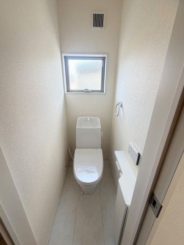 三郷市鷹野4丁目　新築戸建　全6棟　6号棟のトイレ|2階のトイレです