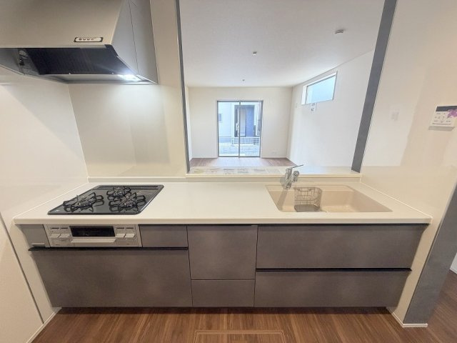 三郷市鷹野4丁目　新築戸建　全6棟　6号棟のキッチン|リビング全体が見渡せる対面システムキッチン