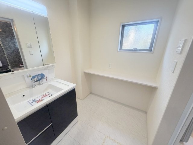 三郷市鷹野4丁目　新築戸建　全6棟　6号棟の独立洗面台|カウンター付きの洗面脱衣所です