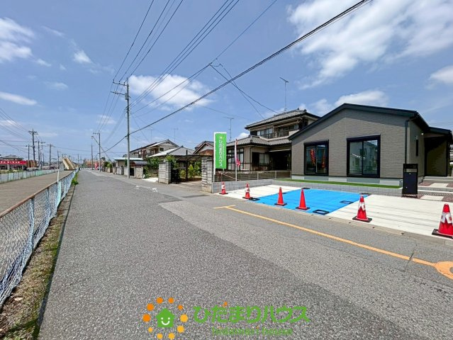 羽生市南5丁目　新築一戸建て　リナージュの前面道路含む現地写真|ゆとりのある道幅で駐車もラクラクです！