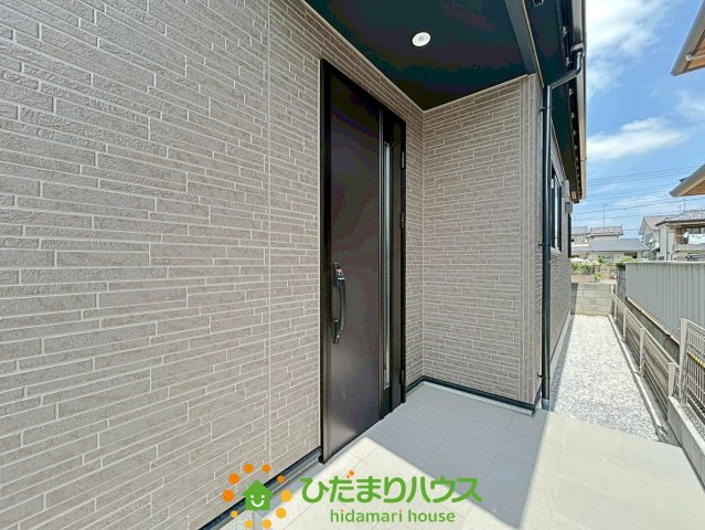 羽生市南5丁目　新築一戸建て　リナージュの玄関|玄関ポーチで雨宿りも！