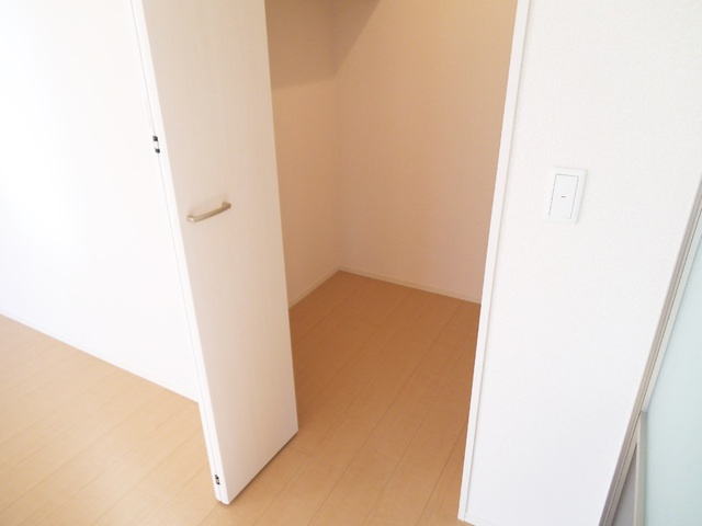 セジュールラック南館の収納|照明付きのウォークインクローゼットです！