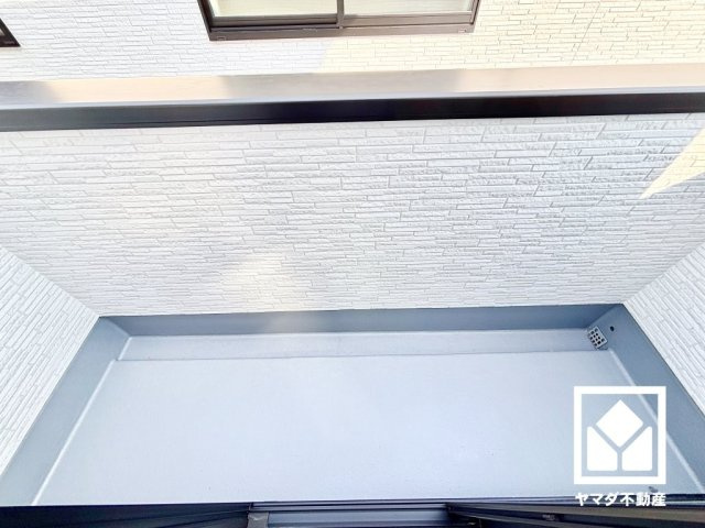 西宮市浜甲子園　１期のバルコニー|南東向きバルコニーで陽当たり、風通し良好。たっぷりの洗濯物も気持ちよく乾きます。