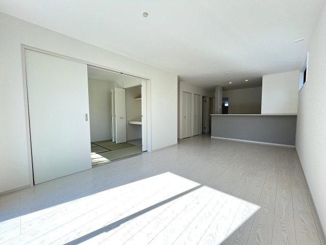 【内装】 | 福岡市早良区有田7丁目1期　1号棟（全1棟）【仲介手数料無料・0円】 | 施工例。リビングです。施工例は完成時と異なる場合があります。