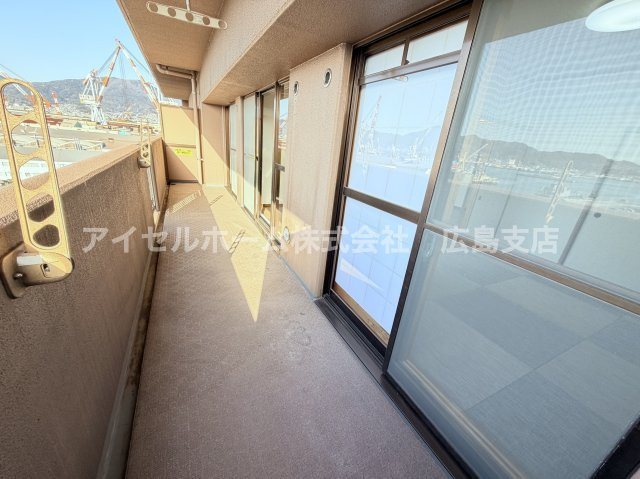 【バルコニー】 | 【新規リノベ】プレジデント皇神串山公園 | 広びろバルコニー。奥行きもしっかりあり、やわらかな陽射し、心地よい風、一歩外へ出て開放感を味わえる空間です。