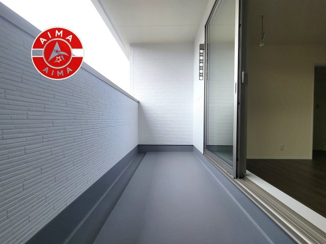 N・福岡市西区横浜2丁目第18-1棟（1号棟）のバルコニー|風をしっかりと感じられるバルコニーでは、毎日が洗濯日和です。広々としているので洗濯も楽しくなるでしょうし、気分転換にバルコニーからの眺めを楽しむのもいいでしょう。