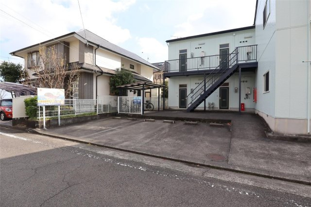 ロワール駿河台の駐車場