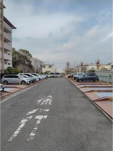 朝日プラザ香里菊ヶ丘の駐車場