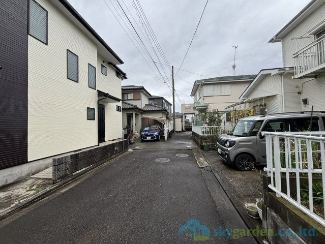 秦野市西田原　中古戸建の前面道路含む現地写真