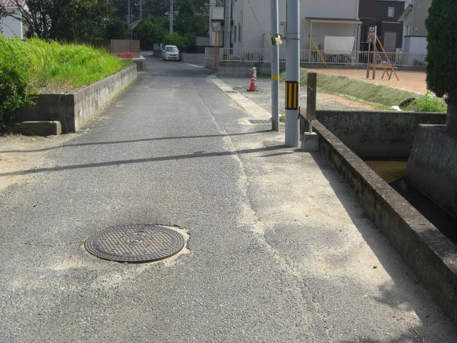 ホームタウン藤山の前面道路含む現地写真