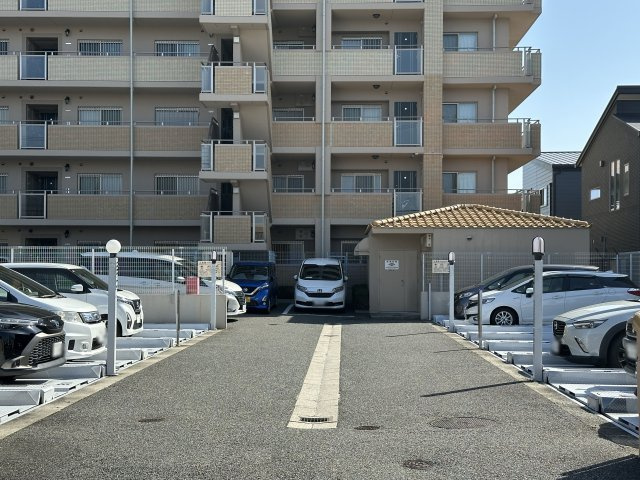 サンメゾンジェームス山の駐車場