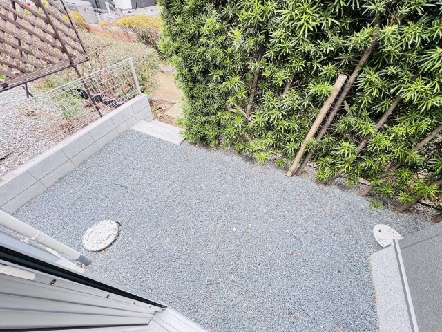 柏市花野井新築戸建【花野井小学校：6分】の庭|5.2帖洋室前・庭スペース