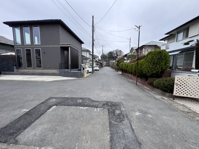 柏市花野井新築戸建【花野井小学校：6分】の前面道路含む現地写真|西側前面道路・幅員約6ｍ