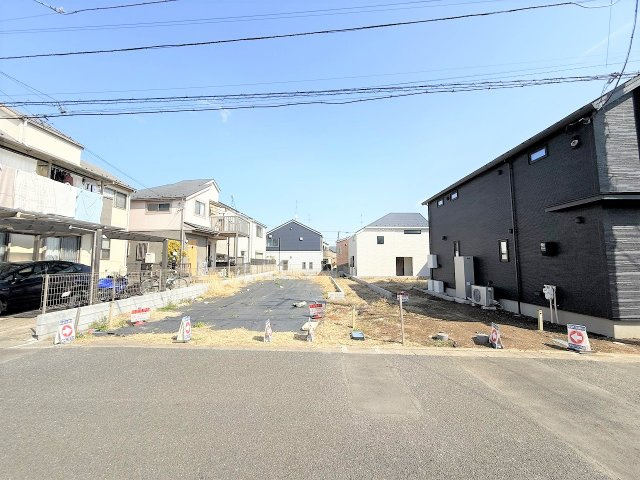【外観】 | 【仲介手数料２９０万円が無料！】■９４平米■４ＬＤＫ■南側通路あり■ＺＥＨ水準 | 決算特別キャンペーン！
家計応援サービスの限界に挑戦中！
「物件概要」の「諸費用」欄をご覧下さい！
■祖師ヶ谷大蔵駅からウルトラマン商店街を通る道のりです。
■９４平米
■４ＬＤＫ
■ＺＥＨ水準住宅