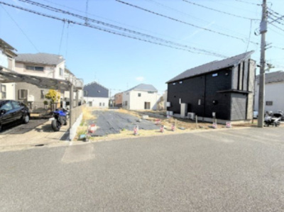 【外観】 | 【仲介手数料２９０万円が無料！】■９４平米■４ＬＤＫ■南側通路あり■ＺＥＨ水準 | 決算特別キャンペーン！
家計応援サービスの限界に挑戦中！
「物件概要」の「諸費用」欄をご覧下さい！
■祖師ヶ谷大蔵駅からウルトラマン商店街を通る道のりです。
■９４平米
■４ＬＤＫ
■ＺＥＨ水準住宅