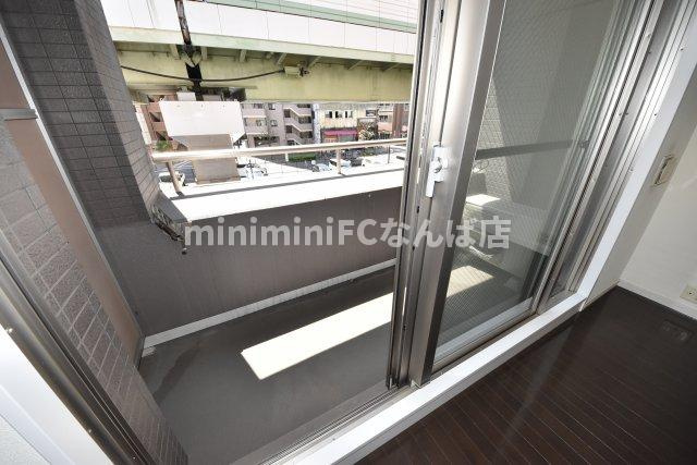 カイセイ阿波座のバルコニー|外からの目が気にならないバルコニーで洗濯物が干せます