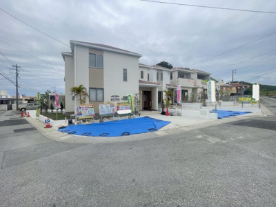 【外観】 | 南風原町宮城（全5棟）E号棟 | E号棟　並列駐車3台可♪素敵な植栽が映えるお庭付き♪
