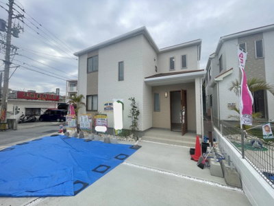 【外観】 | 南風原町宮城（全5棟）E号棟 | E号棟　並列駐車3台可♪素敵な植栽が映えるお庭付き♪