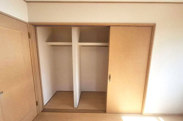 堺市北区金岡町の収納|洋室約6帖内のワイドなクローゼット。開閉時に場所をとらないスライド式の建具です。