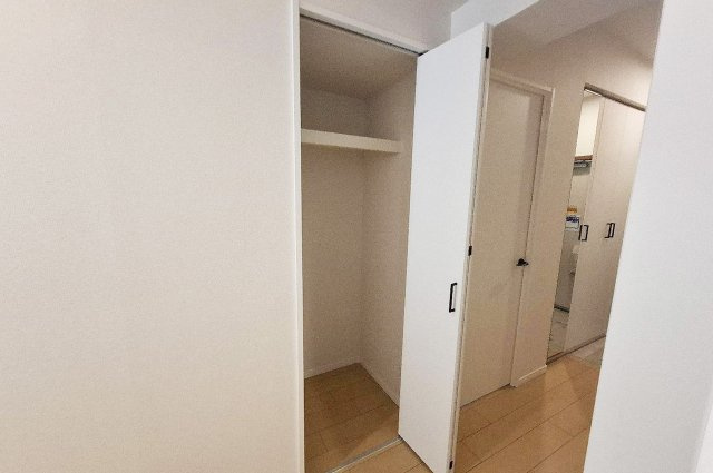 ローレルハイツ東天美の収納|廊下物入