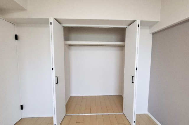 ローレルハイツ東天美の収納|洋室1のクローゼット