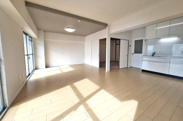 ローレルハイツ東天美の居間・リビング|LDK：フルリフォームで全室ピカピカに生まれ変わりました。