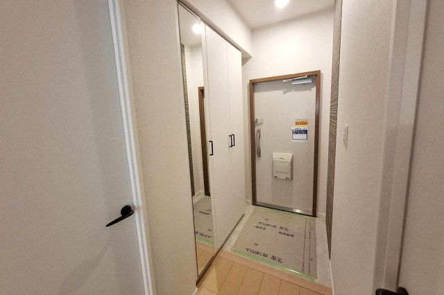 ローレルハイツ東天美の玄関|玄関：下駄箱を新調し、脱臭効果が期待できるエコカラットを施工しました。