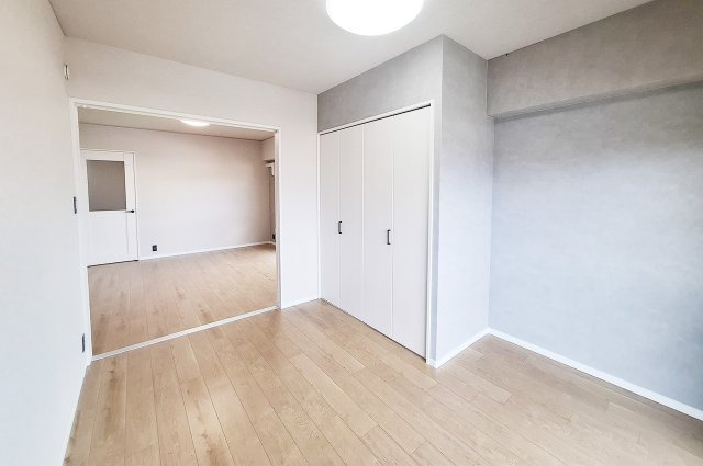 朝日プラザ松原IIの洋室|洋室3：クロスやフローリングを貼替えるなどリフォーム済み。アクセントクロスも新調しました。