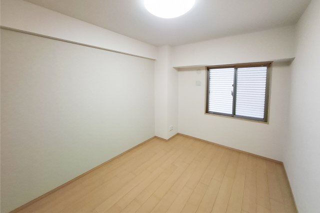 ヴューイスト泉ヶ丘の洋室|洋室1：クロスやフローリングを貼替えるなどリフォーム済み。アクセントクロスも新調しました。