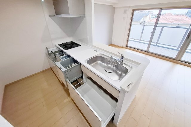 ヴューイスト泉ヶ丘のキッチン|キッチン：スライド式の収納で整理整頓もラクラク。