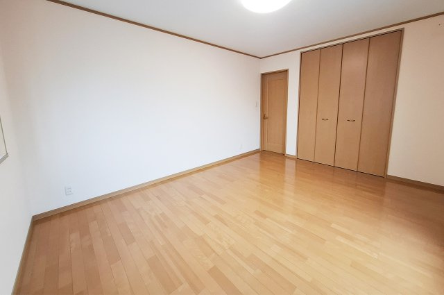 堺市中区深井中町の寝室|洋室1：約9帖の広々としたお部屋です。