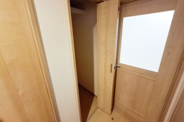 堺東グリーンハイツの内装|廊下物入：新調済み。