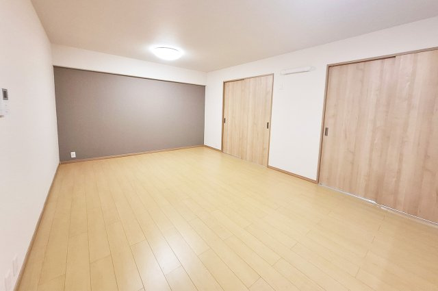 堺東グリーンハイツの居間・リビング|リビングダイニング：壁一部にグレーのアクセントクロスを施工。