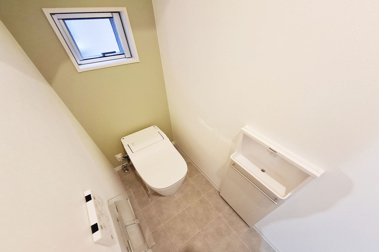 岸和田市池尻町のトイレ|トイレ内はクッションフロア・壁・天井クロスを貼替えました。