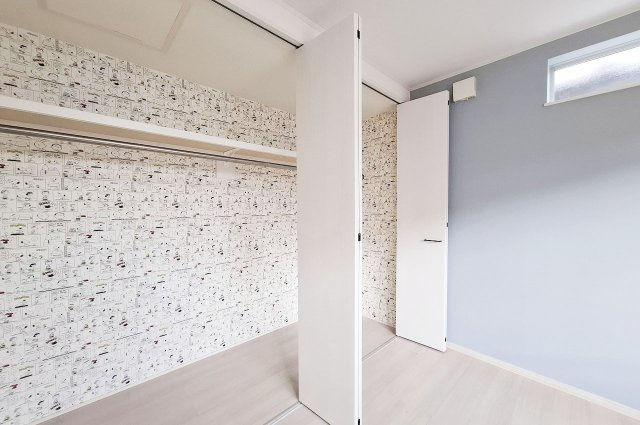 岸和田市池尻町の収納|キャラクター柄クロスが特徴のクローゼット。実用性だけでなく遊び心も感じられる造りです。