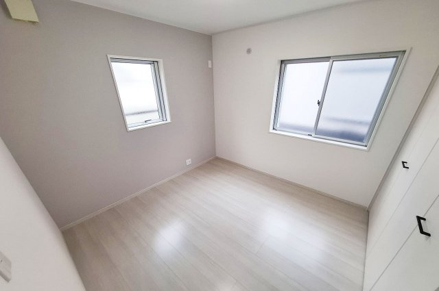 岸和田市池尻町の子供部屋|洋室3は壁クロスを貼替え、照明を新調しました。