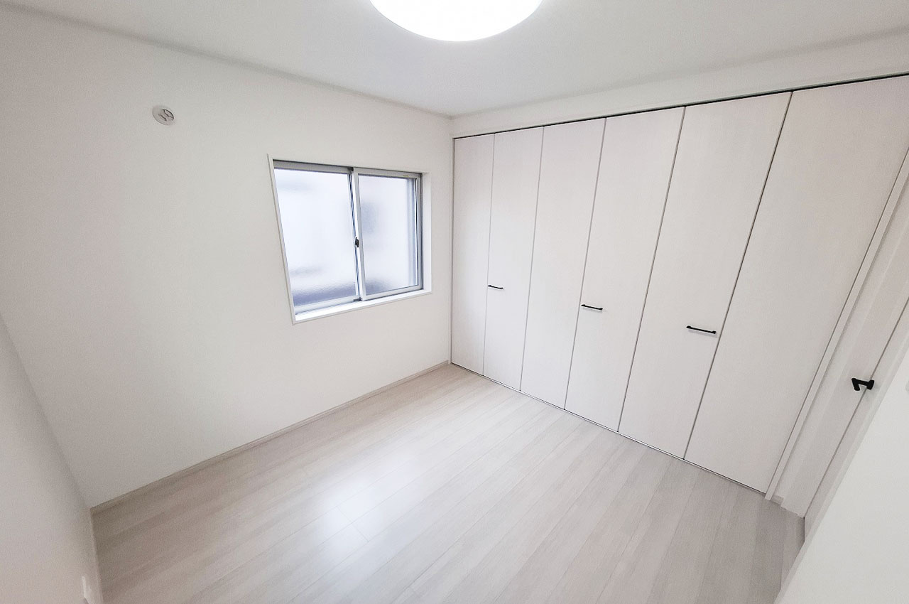 岸和田市池尻町の子供部屋|コンパクトな約4.5帖の洋室3は、子供部屋や書斎におすすめのお部屋です。