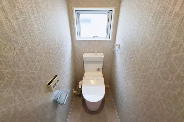 岸和田市池尻町のトイレ|2Fのトイレは、クッションフロア・壁・天井クロスを貼替えました。