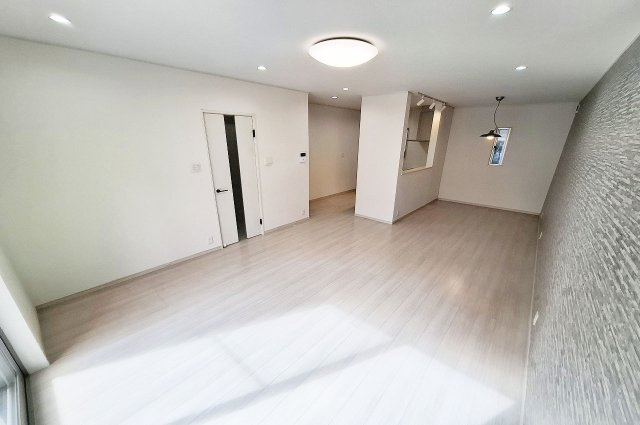 岸和田市池尻町の居間・リビング|約18帖の広々LDKはクロス貼替済み。スポットライトや照明器具も新調され、明るく快適な空間です。