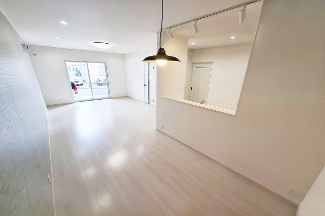 岸和田市池尻町の居間・リビング|スタイリッシュな照明が映えるダイニングとゆとりある空間で家族団らんを楽しめます。